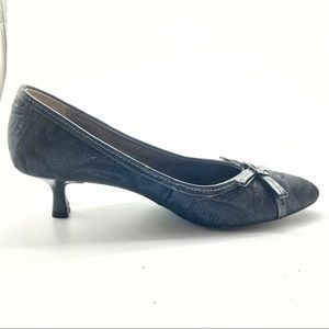 Joan & David Navy and black pumps kitten heels 7